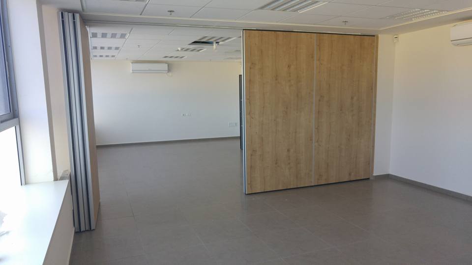 יישום ושילוב מחיצות אקוסטיות ניידות בחללי עבודה משותפים